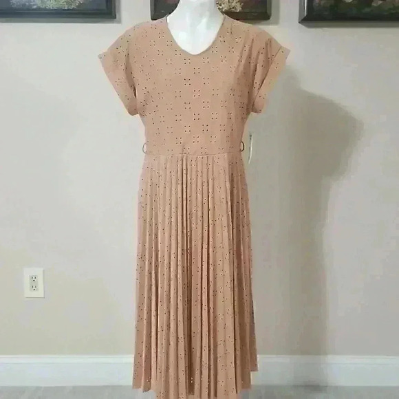 Elizabeth & Nicole Pleated Dress - Picture 7 of 9